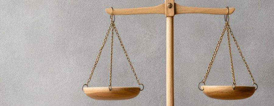 vecteezy_balance-scale-symbolizes-concept-of-risk-versus-reward-set_69773512_waage